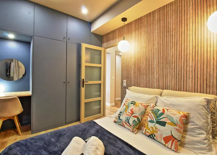 060 - Le Littre - 1 Chambre, Central, Proche Maison Carree, Clim, 4personnes *